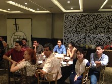 Un equipo en su mesa escuchando las experiencias 