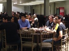 Un equipo en su mesa escuchando las experiencias 