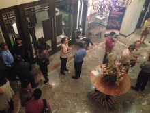 Foto desde arriba del salón a los asistentes que iban llegando.