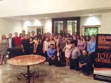 Todos los participantes antes de entrar a la cena en total oscuridad 