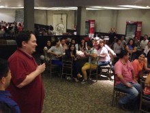 Un participante compartiendo su experiencia con el resto del grupo 