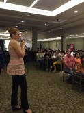 Una participante compartiendo su experiencia al resto del grupo
