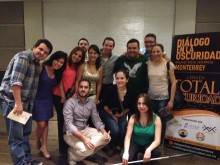 Equipo de una mesa tomándose una foto al final de la experiencia 