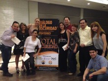 Equipo de una mesa tomándose una foto al final de la experiencia 