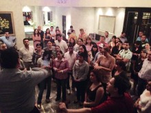 El anfitrión del equipo de Dialogo en la Oscuridad Monterrey, dando las instrucciones previas a la experiencia 