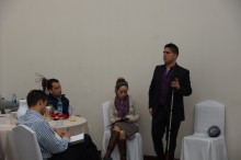 Pepe Macias escuchando a los participantes 