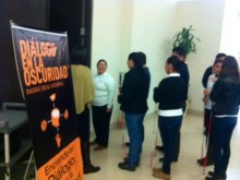 Los participantes entrando a la oscuridad 