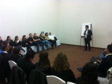 Los participantes participando durante el cierre del taller.