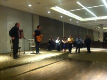 Foto dando las gracias a los musicos