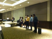 Foto del equipo de Dialogo dando las gracias